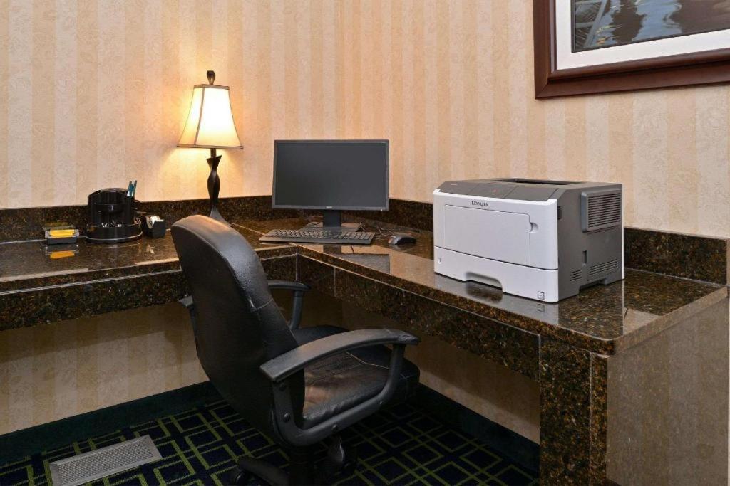 Quality Inn & Suites Jefferson City Buitenkant foto