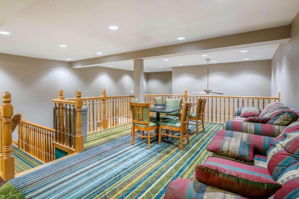Quality Inn & Suites Jefferson City Buitenkant foto