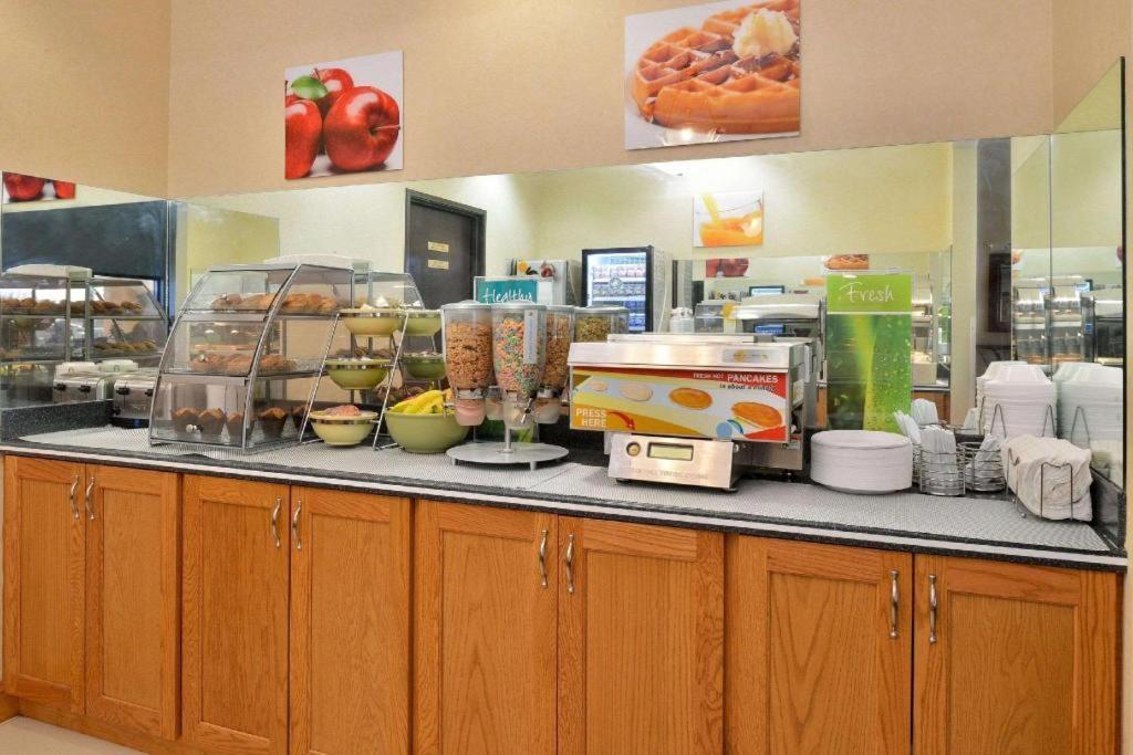 Quality Inn & Suites Jefferson City Buitenkant foto
