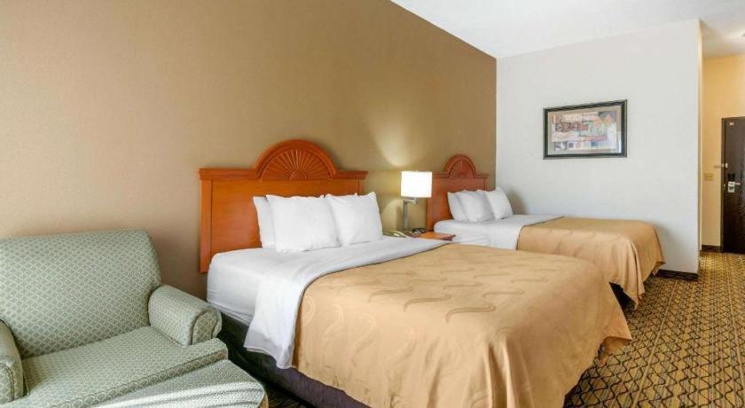 Quality Inn & Suites Jefferson City Buitenkant foto