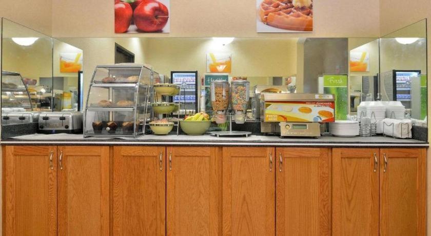 Quality Inn & Suites Jefferson City Buitenkant foto