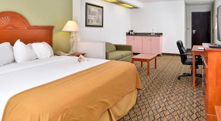 Quality Inn & Suites Jefferson City Buitenkant foto