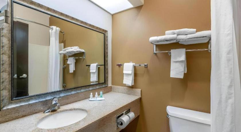 Quality Inn & Suites Jefferson City Buitenkant foto