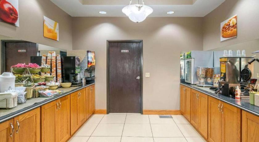 Quality Inn & Suites Jefferson City Buitenkant foto