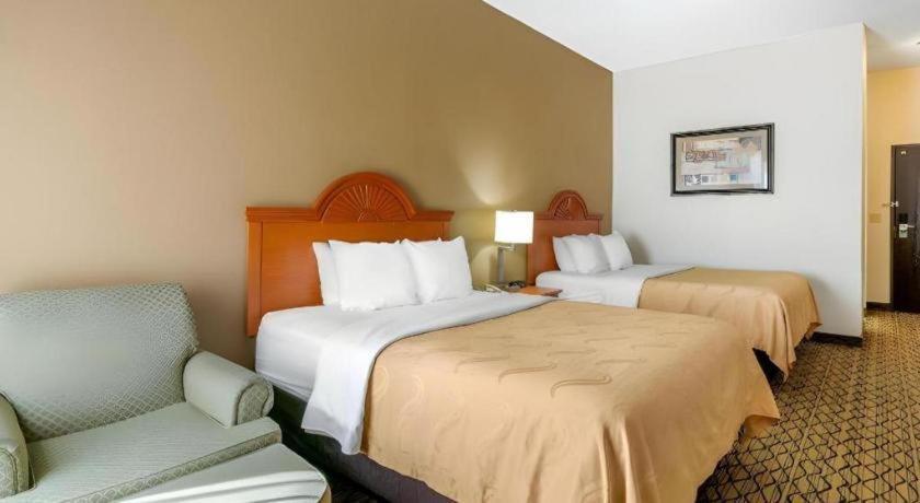 Quality Inn & Suites Jefferson City Buitenkant foto