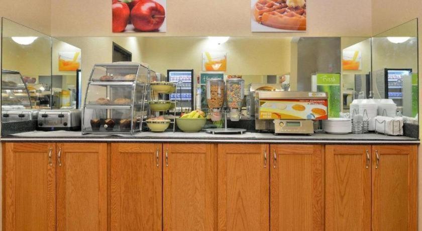 Quality Inn & Suites Jefferson City Buitenkant foto
