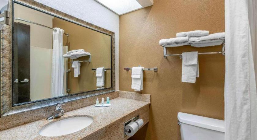 Quality Inn & Suites Jefferson City Buitenkant foto