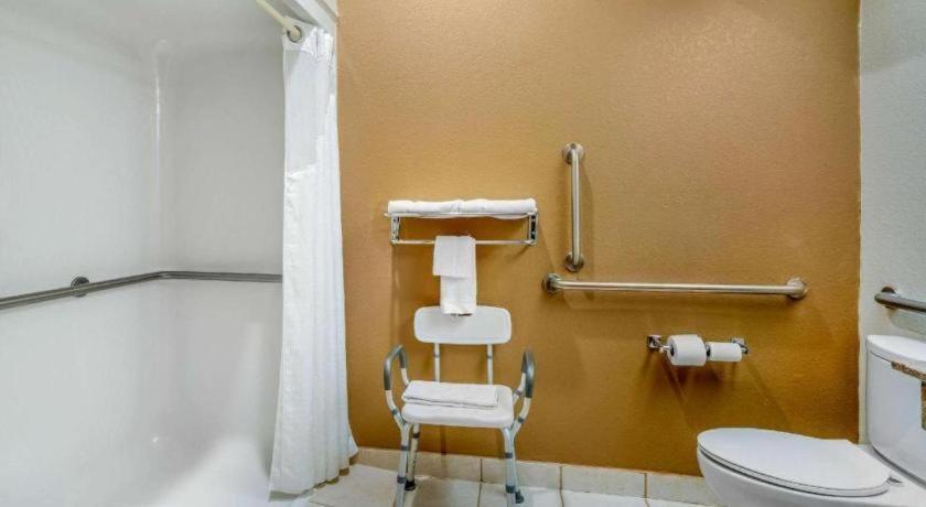 Quality Inn & Suites Jefferson City Buitenkant foto